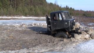 Вижте уникалния дуел между ГАЗ 66 и Suzuki Jimny сред вода и лед (ВИДЕО)
