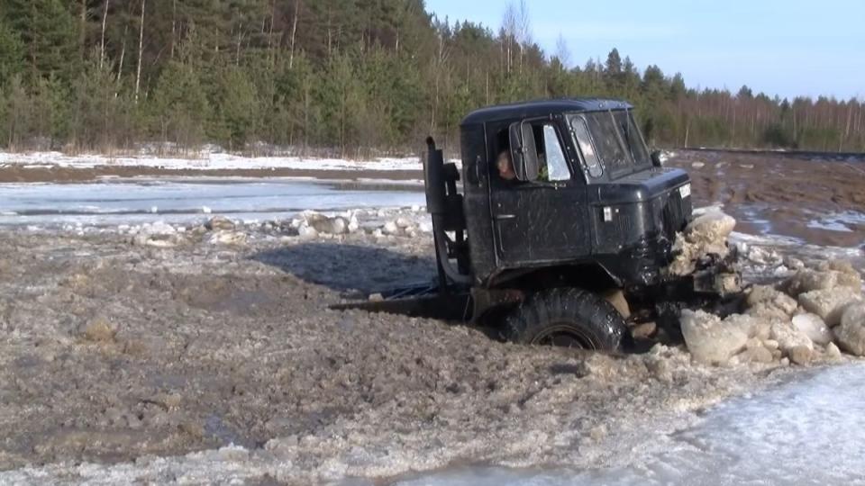 Вижте уникалния дуел между ГАЗ 66 и Suzuki Jimny сред вода и лед (ВИДЕО)