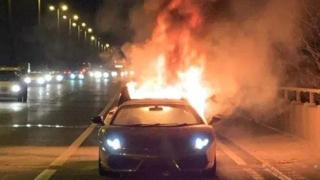 Позлатен Lamborghini изгоря след като бизнесмен изскочи от колата заедно с приятелката си (СНИМКИ/ВИДЕО)
