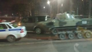 Не е за вярване, но Land Rover се сблъска с.... десантна бойна машина (ВИДЕО)
