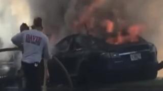 Tesla Model S се запали, заключи шофьора и го изпепели (ВИДЕО)