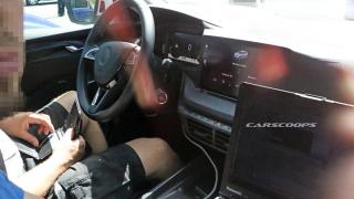Първи СНИМКИ на салона на новата Skoda Octavia