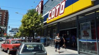 Служители на магазин отмъстиха ефектно на шофьор на паркирана кола СНИМКИ