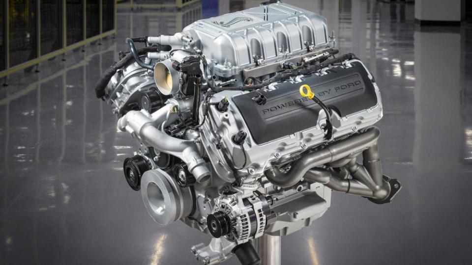 Вижте ръчното сглобяване на най-мощния двигател на Ford ВИДЕО