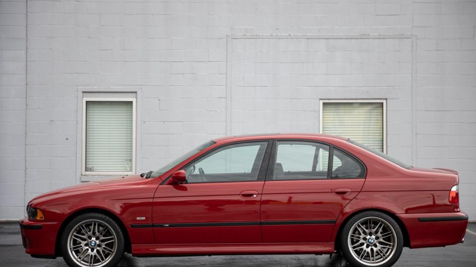 Култов BMW от 2002 г. се продава на цената на ново Porsche 911! СНИМКИ
