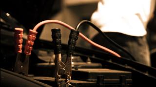 Това са 8-те най-големи грешки при подаване на ток на кола с умрял акумулатор