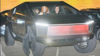 Резил: Мъск катастрофира със Cybertruck ВИДЕО