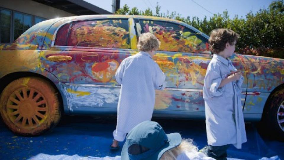 Никога не ходете с дете в автомобилен салон!