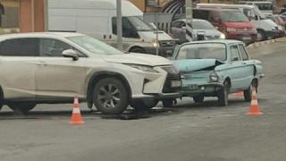 Стар ЗАЗ и нов Lexus в челен удар: Познайте кой победи?