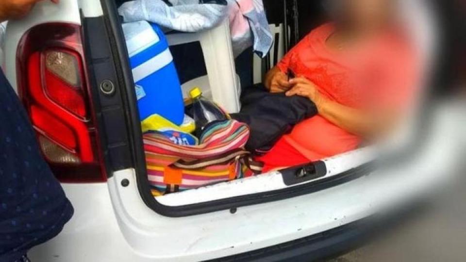 В колата място няма: Зет вози тъщата в багажник, за да спести СНИМКИ