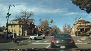 Уж пуснаха пешеходец да мине, но пак го блъснаха ВИДЕО