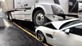 Шофьор на камион се ядоса на шефа си и му сплеска ферарито СНИМКИ