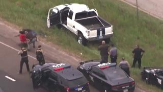 Бесен екшън: Полицай преследват пикап с дилъри, който направи двойно салото, но не спря ВИДЕО