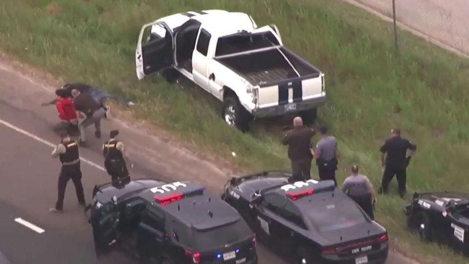 Бесен екшън: Полицай преследват пикап с дилъри, който направи двойно салото, но не спря ВИДЕО