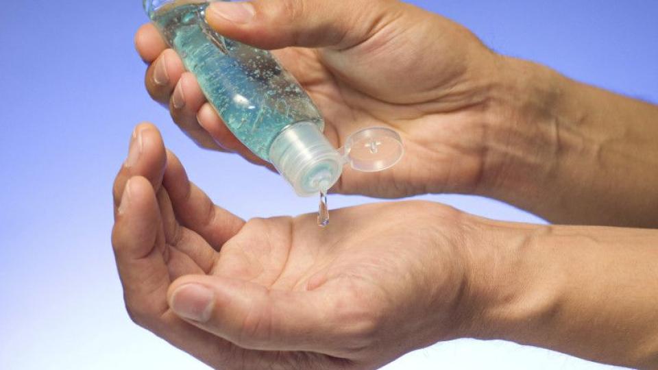 Експерти предупредиха защо не трябва да оставяте дезинфектанти в колата през лятото