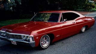 Секси мацка изхвърли класическата кола на гаджето си и после съжали жестоко