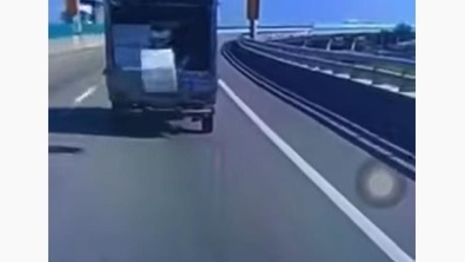 Кашон падна от камион на магистрала и сътвори чудо невиждано ВИДЕО