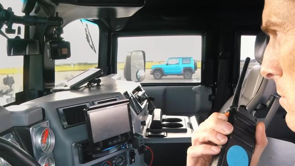 Две легенди: Hummer H1 срещу Suzuki Jimny ВИДЕО