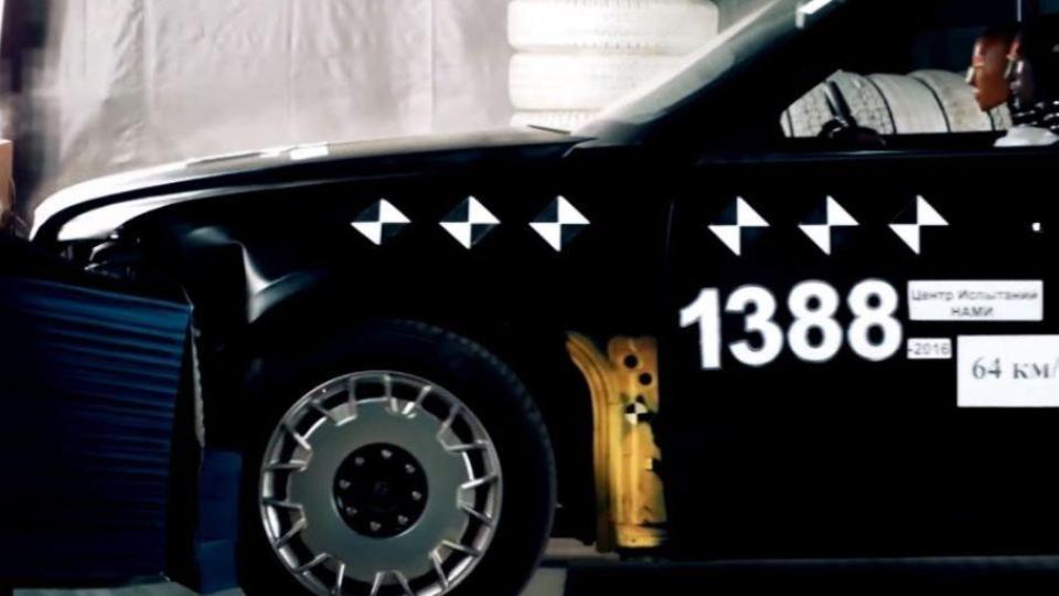 Най-накрая смачкаха автомобила на Путин ВИДЕО