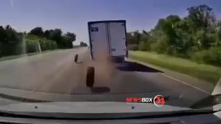 Гума се откачи от камион, заби се в кола и стана страшно ВИДЕО