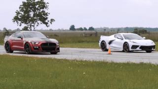 Автобитка на най-страхотните американски коли - Chevrolet Corvette срещу Ford Mustang ВИДЕО