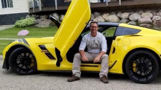 Сляп мъж прогледна и незабавно си купи ето тази кола СНИМКИ