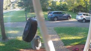 Колело се откъсна от кола и се заби в къща със 100 км/ч ВИДЕО