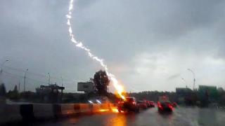 Ето какво се случва с колите, ако ги удари мълния ВИДЕО