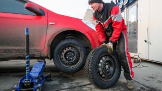 Внимание: 5 подводни камъка при смяната на гуми