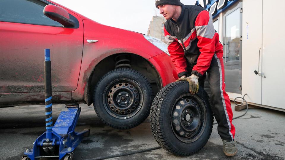 Внимание: 5 подводни камъка при смяната на гуми