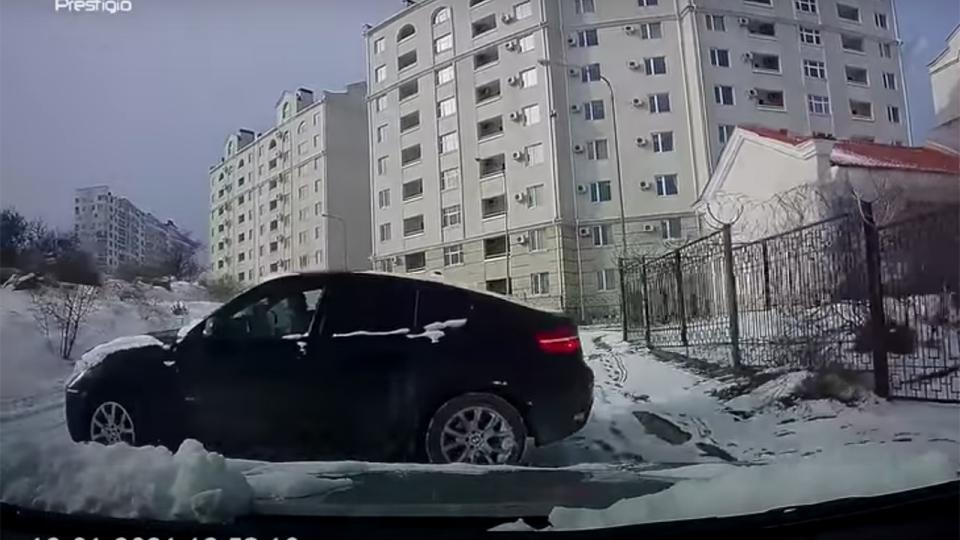 Луксозно BMW X6 се изложи страхотно на заледен път ВИДЕО