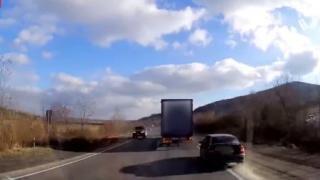 Вижте как шофьор на тир умело помогна на полицаите да заловят нарушител ВИДЕО