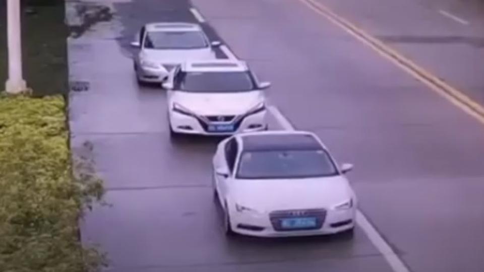 Съботна подборка от зрелищни ВИДЕА: Опората на кран се сгромоляса върху движещо се Audi
