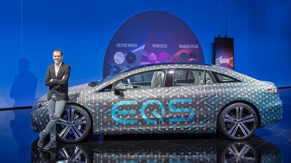 Mercedes-Benz показа изумителния салон с хипер екран на новия EQS СНИМКИ