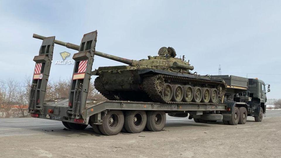 Зрелищно ВИДЕО: Танк остави пробойна в тир на пътя