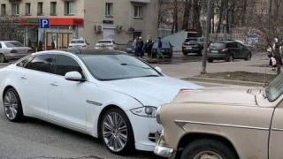 Запада срещу Изтока: Нов Ягуар и стар Москвич се удариха СНИМКИ