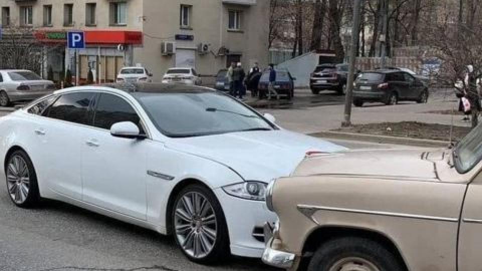 Запада срещу Изтока: Нов Ягуар и стар Москвич се удариха СНИМКИ