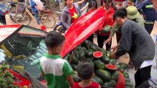 Уникално ВИДЕО: Мъж продава дини от багажника на Ferrari 488 GTB