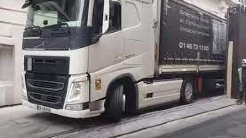 Вижте невероятно паркиране на огромен тир Volvo на тясна улица ВИДЕО