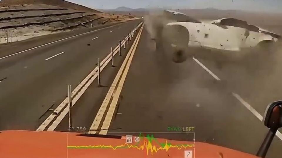 Няма да повярвате какво се случи при тази брутална катастрофа ВИДЕО