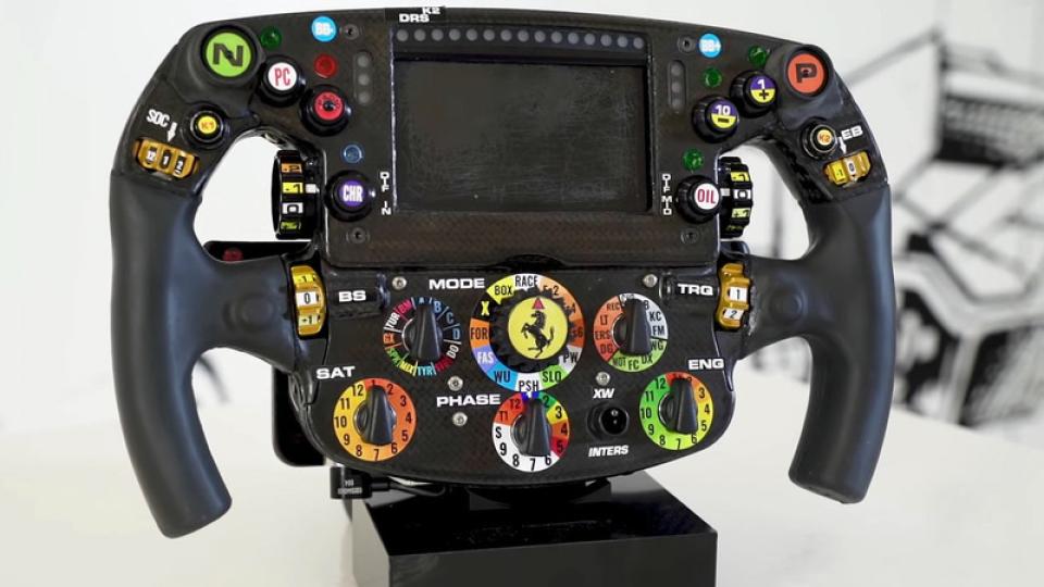 За какво служат всичките тези копчета по волана на болид от Ф-1 ВИДЕО