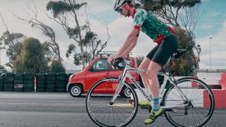 Велосипедист срещу най-евтината кола: Кой кого... ВИДЕО