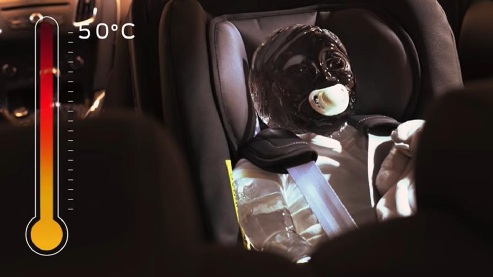 Вижте колко е опасно да оставяте деца и животни в колата през лятото ВИДЕО