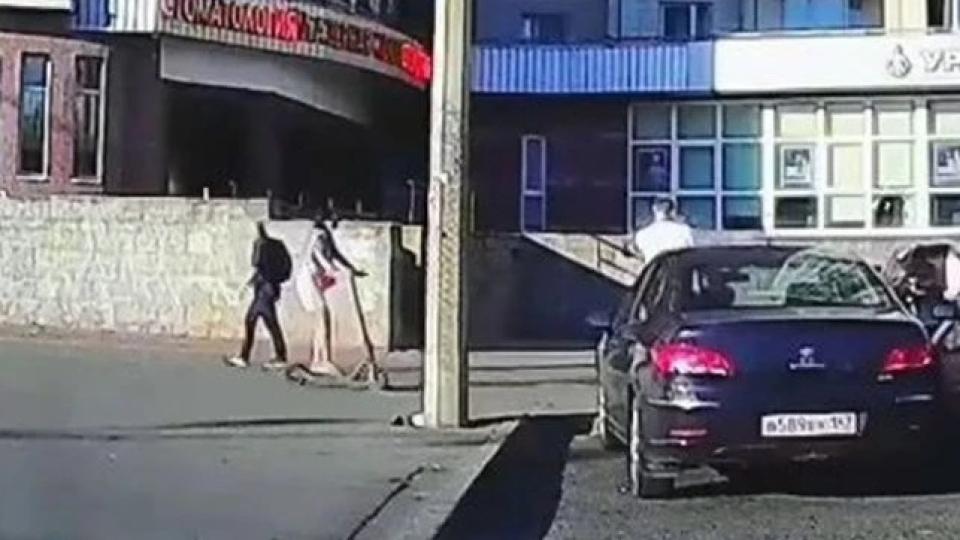 Съботна подборка от зрелищни ВИДЕА: Брутален сблъсък между две момичета с тротинетки