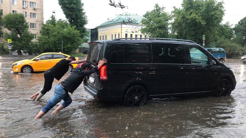 Какво да правим с колата след проливен дъжд и как да разпознаем колата-"удавник"