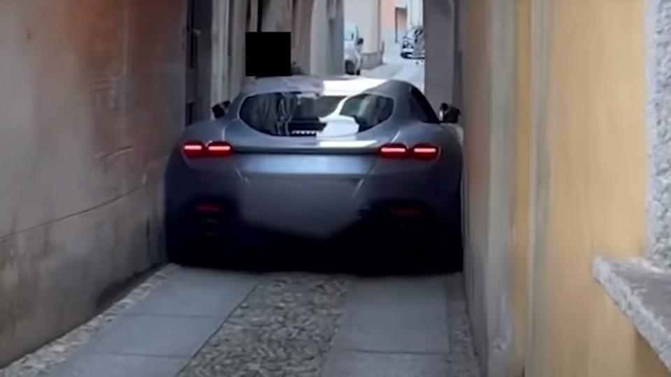 Баровец заклещи Ferrari Roma в тясна италианска уличка и няма измъкване ВИДЕО