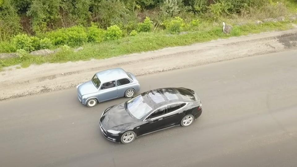 Уникална битка: Запорожец с електродвигател победи Tesla ВИДЕО