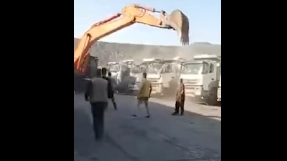 Шофьор на екскаватор се ядоса от ниската заплата и си отмъсти брутално ВИДЕО