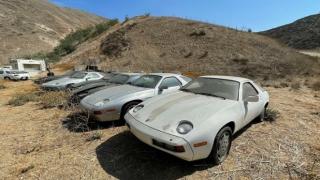 Откриха колекция от изоставени Поршета насред полето СНИМКИ