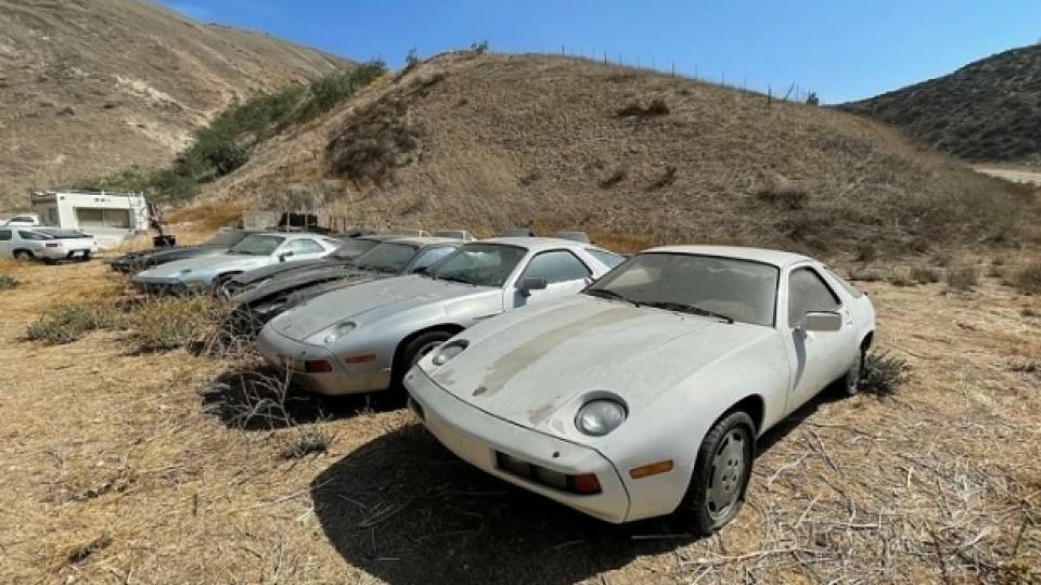 Откриха колекция от изоставени Поршета насред полето СНИМКИ